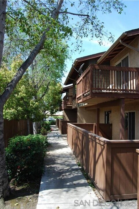 207 Westlake Dr in San Marcos, CA - Building Photo