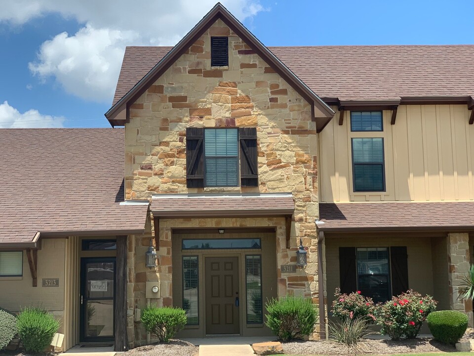 3211 Sergeant Dr in College Station, TX - Building Photo