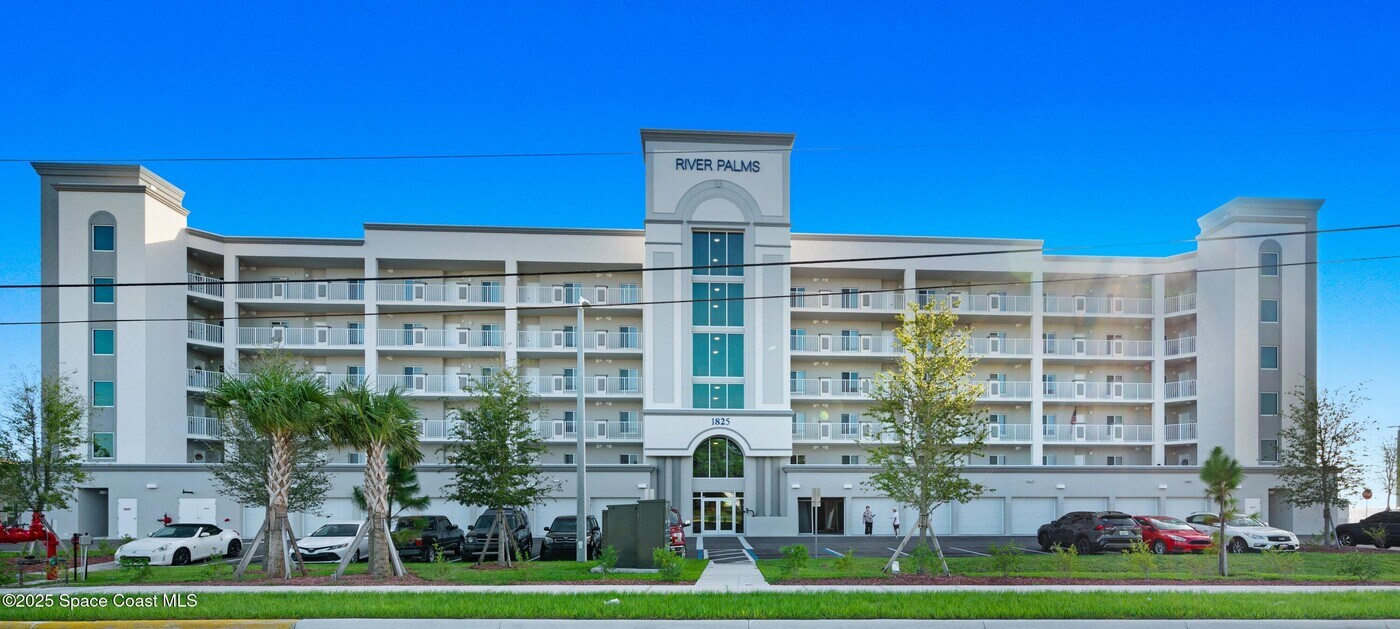 1825 Riverside Dr in Titusville, FL - Foto de edificio