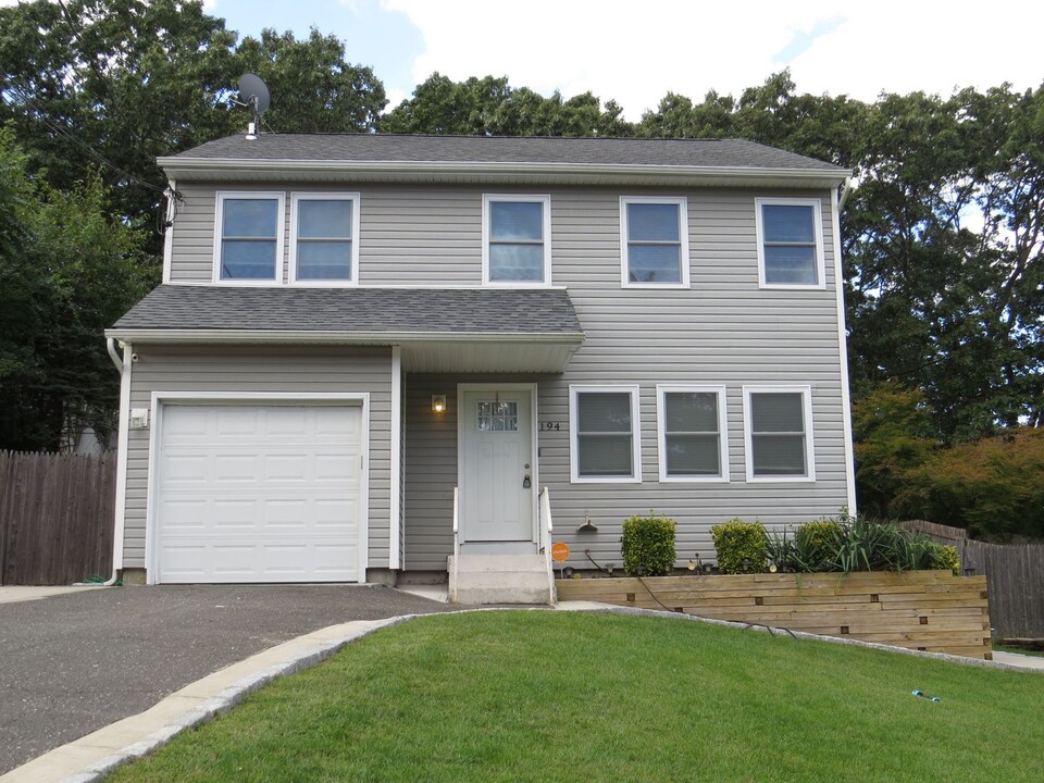 194 Adirondack Dr in Selden, NY - Building Photo