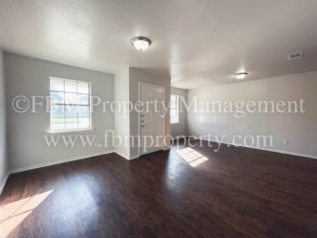 1603 S Hall St in Ennis, TX - Building Photo - Building Photo