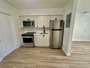 60 NW 42nd St in Miami, FL - Building Photo - Building Photo
