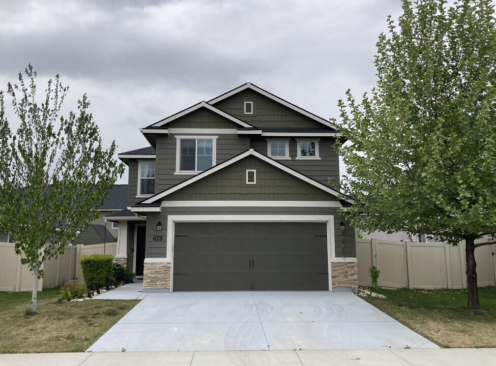 625 N Oxwich Ave in Meridian, ID - Foto de edificio