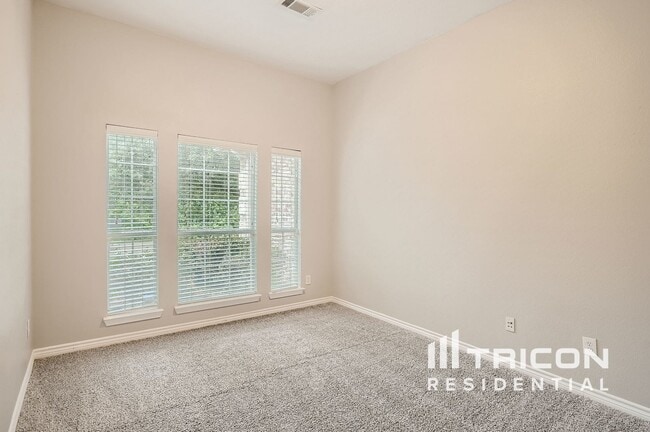 property at 2710 Hawthorne Dr