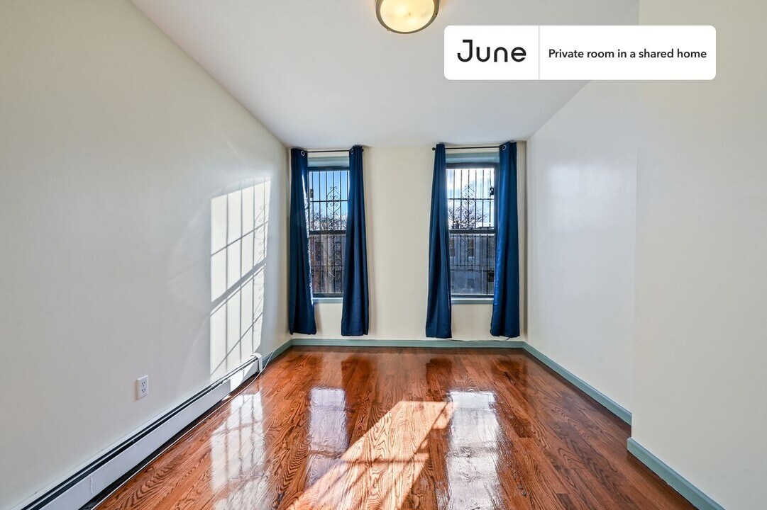 Private bedroom in 3 bed/1 bath Home in Brooklyn, NY - Building Photo