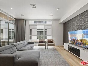 6728 W Hepburn Way in Los Angeles, CA - Building Photo - Building Photo