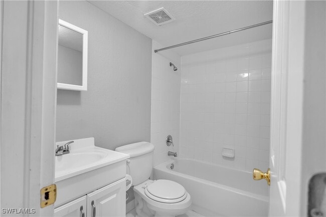 4617 Bayshore Dr in Naples, FL - Building Photo - Building Photo