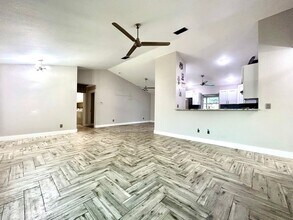 210 SE 1st Pl in Cape Coral, FL - Foto de edificio - Building Photo