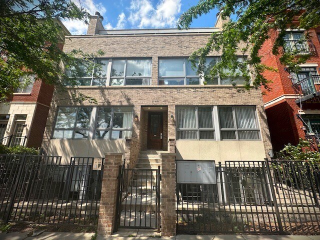 1620 W Augusta Blvd in Chicago, IL - Building Photo