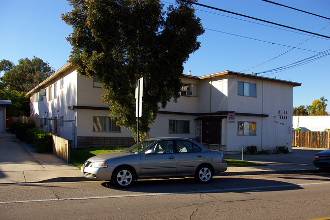 Helix Terrace in La Mesa, CA - Foto de edificio - Building Photo