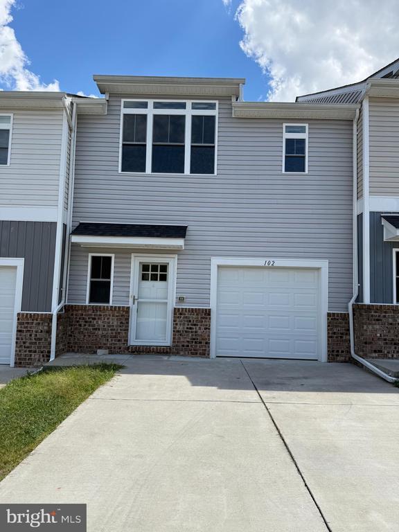 property at 102 Coralyrose Ct