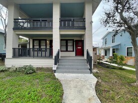 318 E Park Ave in San Antonio, TX - Building Photo