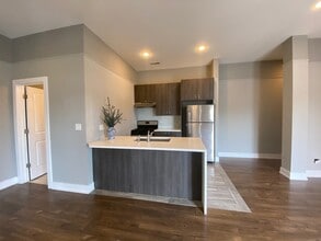 5911 N Northwest Hwy in Chicago, IL - Building Photo - Building Photo