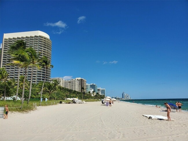 9261 E Bay Harbor Dr in Bay Harbor Islands, FL - Foto de edificio - Building Photo