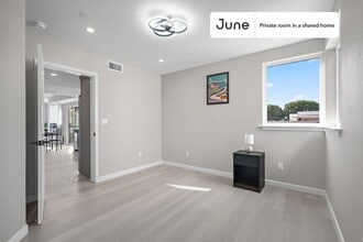 Private bedroom in 5 bed/5 bath Home in Los Angeles, CA - Building Photo - Building Photo