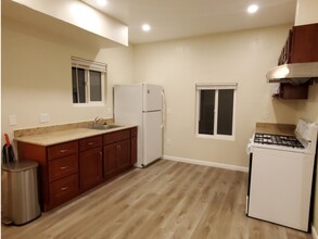 4032 Suter St, Unit Upper in Oakland, CA - Foto de edificio - Building Photo