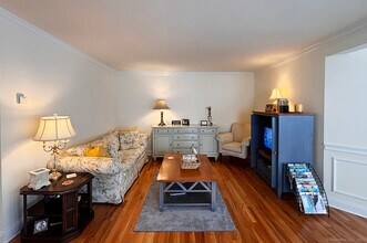 391 S Pine Creek Rd in Fairfield, CT - Building Photo - Building Photo