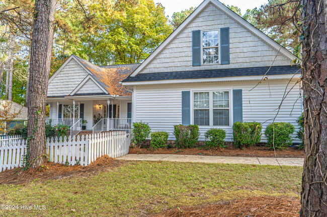 43 S Lakeshore Dr in Whispering Pines, NC - Foto de edificio - Building Photo