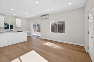 8090 Flanders Dr in San Diego, CA - Building Photo - Building Photo