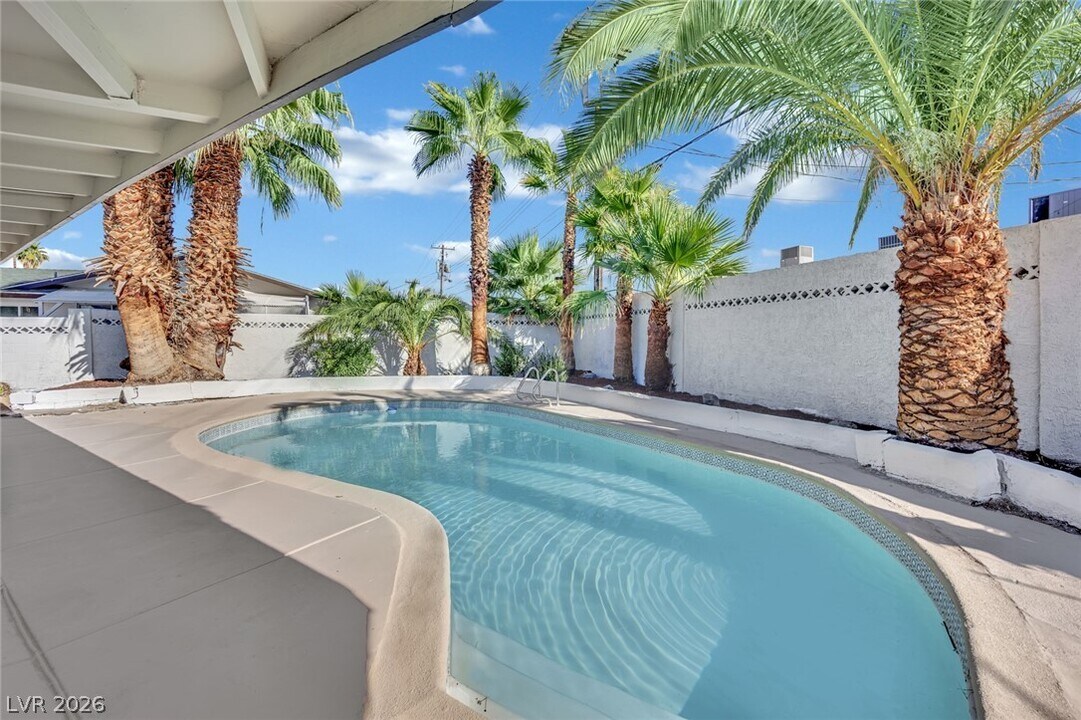 2325 Sombrero Dr in Las Vegas, NV - Building Photo