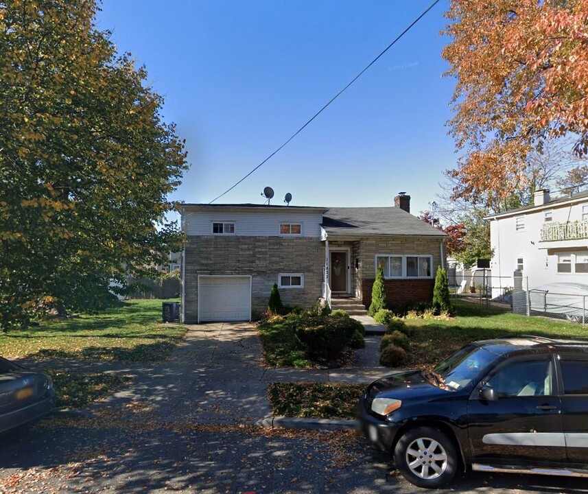 119-16 166th St-Unit -RM1,RM 2,RM 3 in Queens, NY - Building Photo