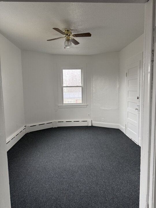 234 Greenwood Ave, Unit 2nd floor in Waterbury, CT - Building Photo