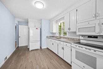 1325 Avon Blvd in Cheshire, CT - Building Photo - Building Photo