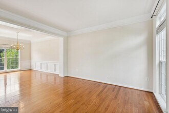 44217 Navajo Dr in Ashburn, VA - Building Photo - Building Photo