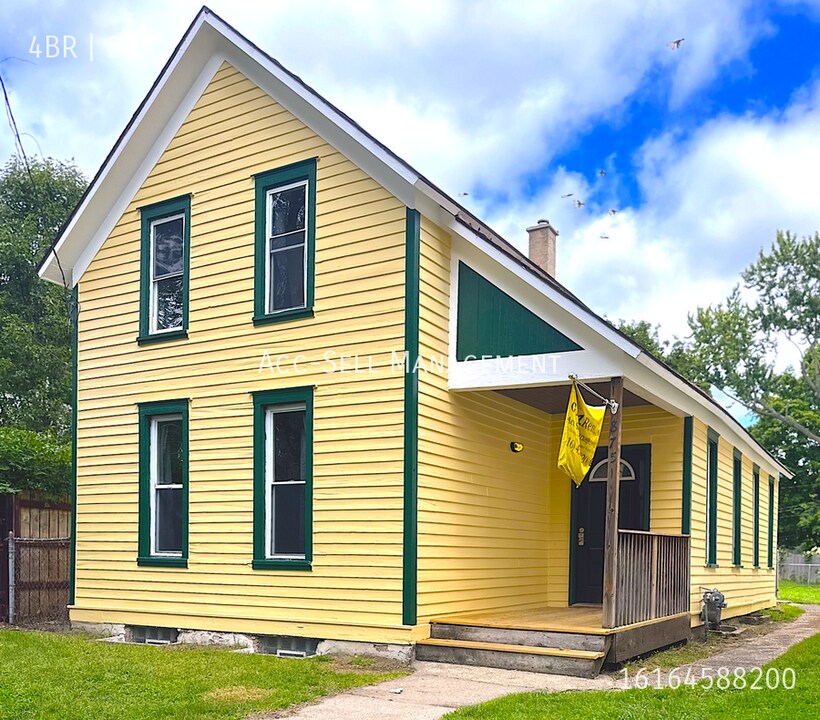 875 10th St NW in Grand Rapids, MI - Building Photo