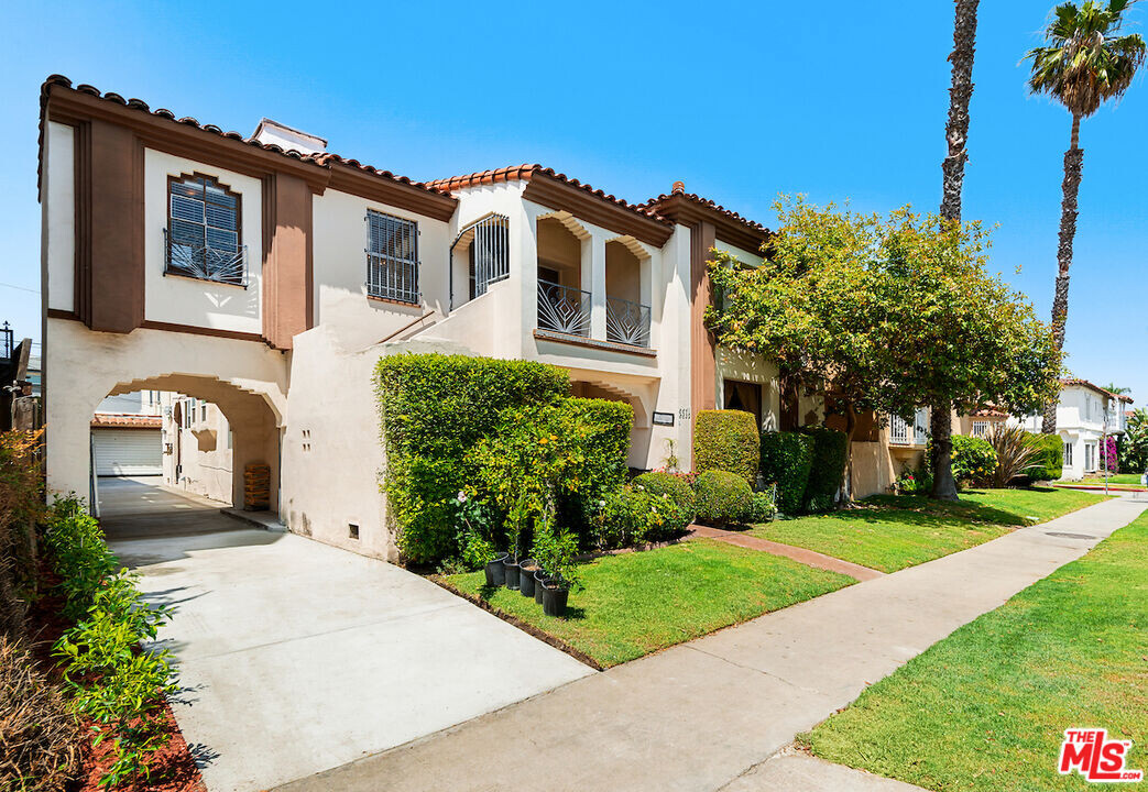 8641 W Olympic Blvd in Los Angeles, CA - Building Photo