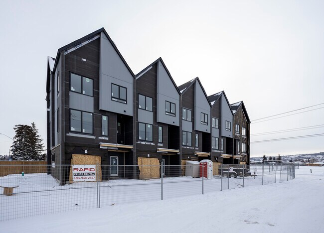 7247 Bowness Rd NW in Calgary, AB - Building Photo - Building Photo