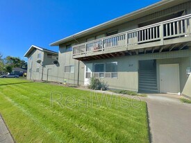 213 NW 7th St in Redmond, OR - Building Photo