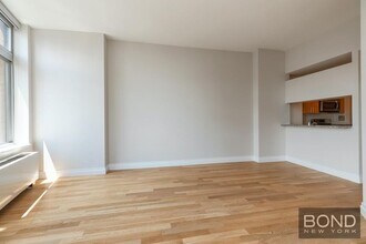 776 Sixth Avenue in New York, NY - Building Photo - Building Photo
