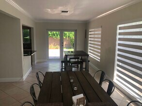 2532 NE 27th Ave in Fort Lauderdale, FL - Foto de edificio - Building Photo