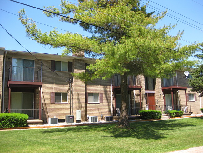 Hawk Lake Apartments & Townhomes in Walled Lake, MI - Foto de edificio - Building Photo