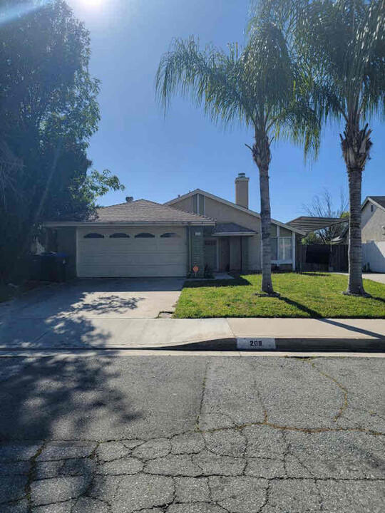 209 Zolder St in Hemet, CA - Foto de edificio