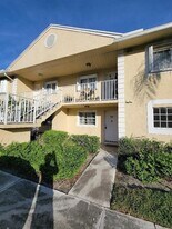 104 Palm Beach Trace Dr in Royal Palm Beach, FL - Building Photo