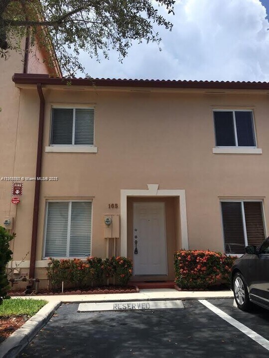 165 Riviera Cir in Weston, FL - Building Photo