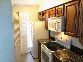 3320 N Arnoult Rd, Unit 129 in Metairie, LA - Foto de edificio - Building Photo