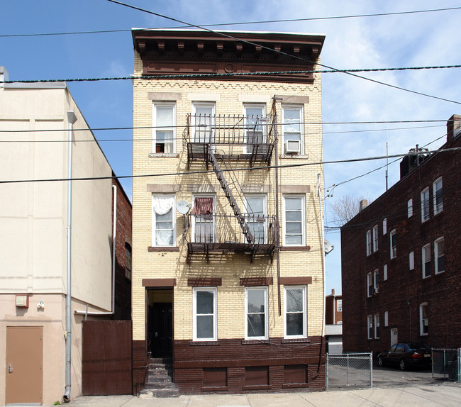 22 Allen St in Passaic, NJ - Building Photo - Building Photo