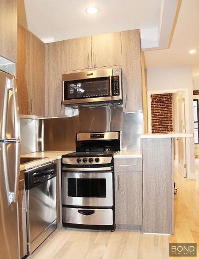 349 E 52nd St in New York, NY - Building Photo - Building Photo