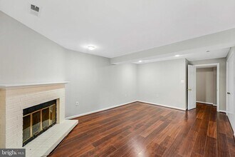 5400 New London Park Dr in Fairfax, VA - Building Photo - Building Photo
