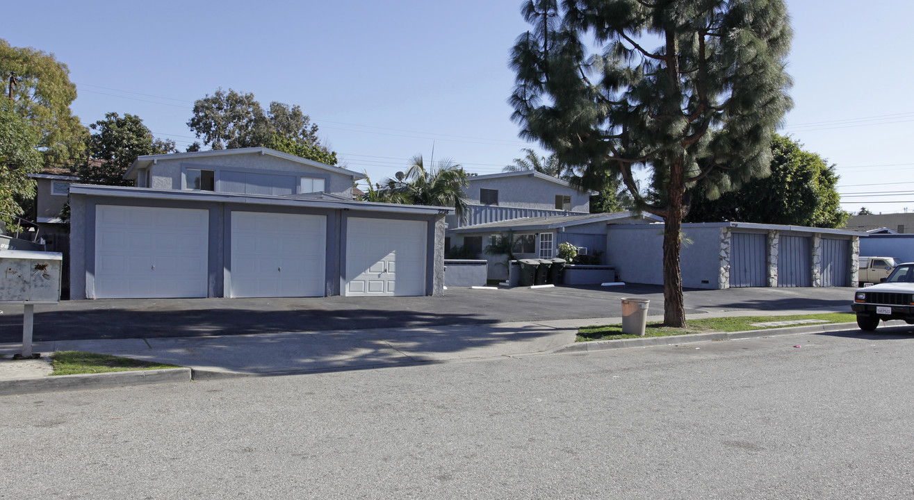 2214 Rutgers Dr in Costa Mesa, CA - Building Photo