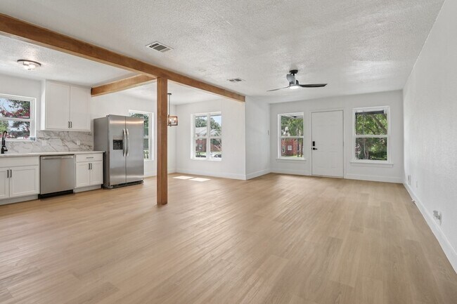 1105 N Sylvania Ave in Fort Worth, TX - Building Photo - Building Photo