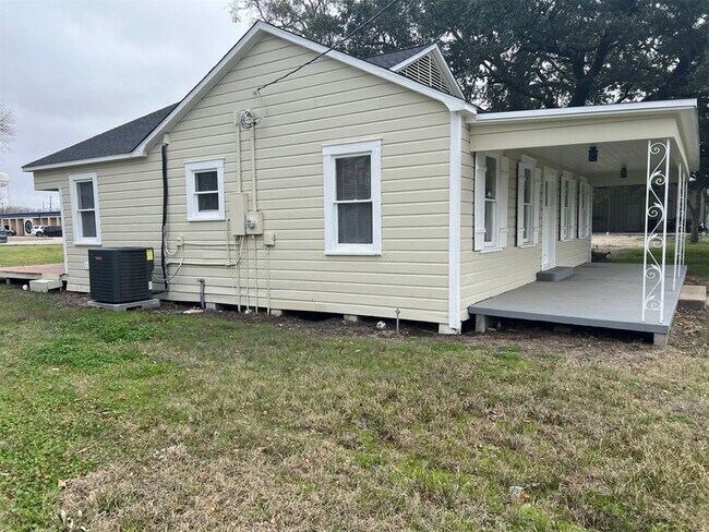 606 Ed Linn St in Edna, TX - Building Photo - Building Photo