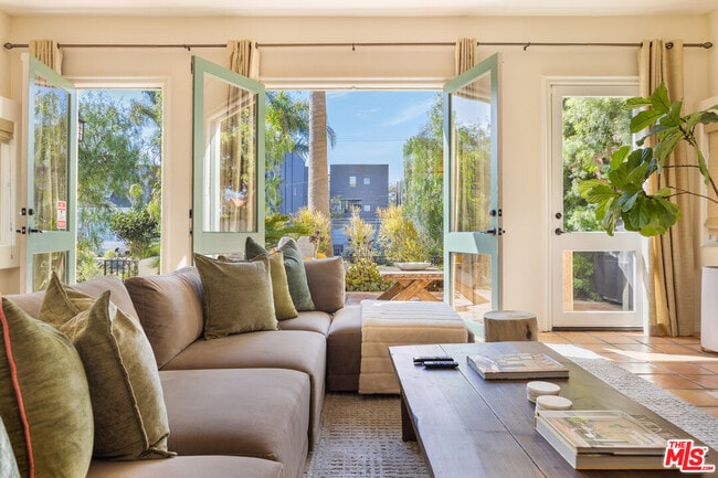 420 Carroll Canal in Los Angeles, CA - Building Photo - Building Photo