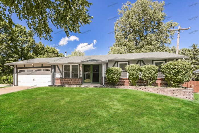 2355 Lindsay Ln in Florissant, MO - Building Photo