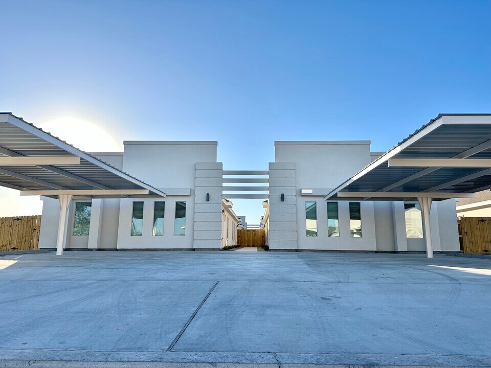 1210 S Milanos Rd in Weslaco, TX - Building Photo