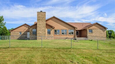 5736 Willis Rd in Ypsilanti, MI - Foto de edificio - Building Photo