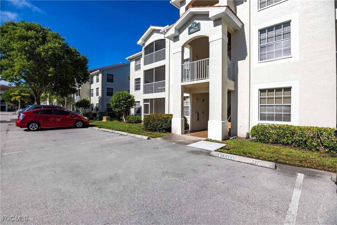 4625 St Croix Ln in Naples, FL - Building Photo